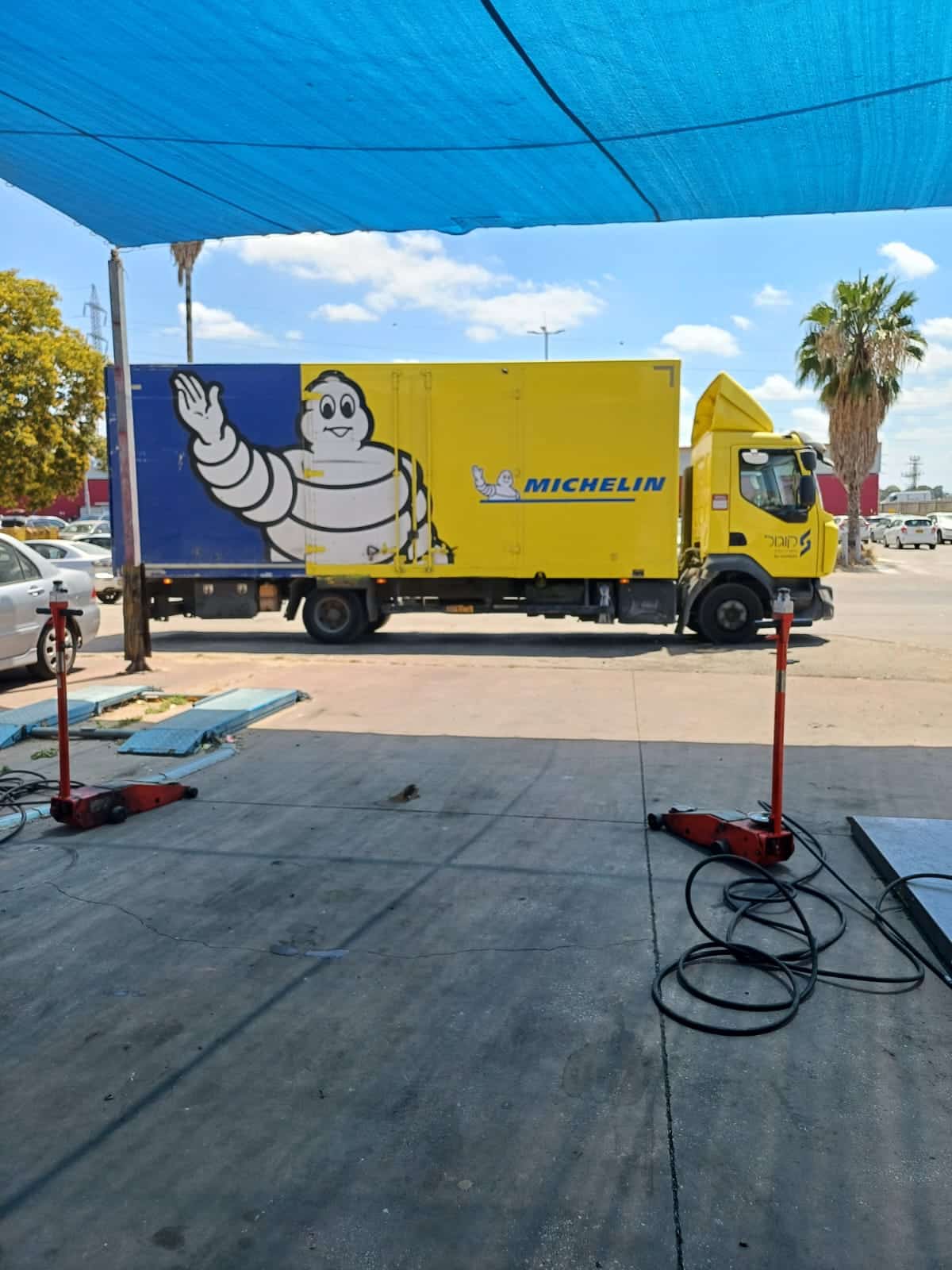 משאית אספקת צמיגים בחזית פנצ׳ריית פרו טייר